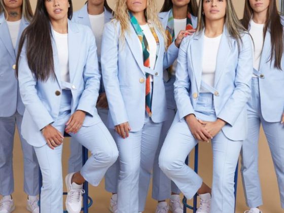 Jogadoras da Seleção Brasileira de futebol embarcam com traje oficial da Animale (divulgação)