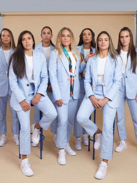 Jogadoras da Seleção Brasileira de futebol embarcam com traje oficial da Animale (divulgação)